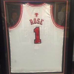 DEREK ROSE AUTHENTIC AUTOGRAPHED NBA JERSEY FRAMED PIECE